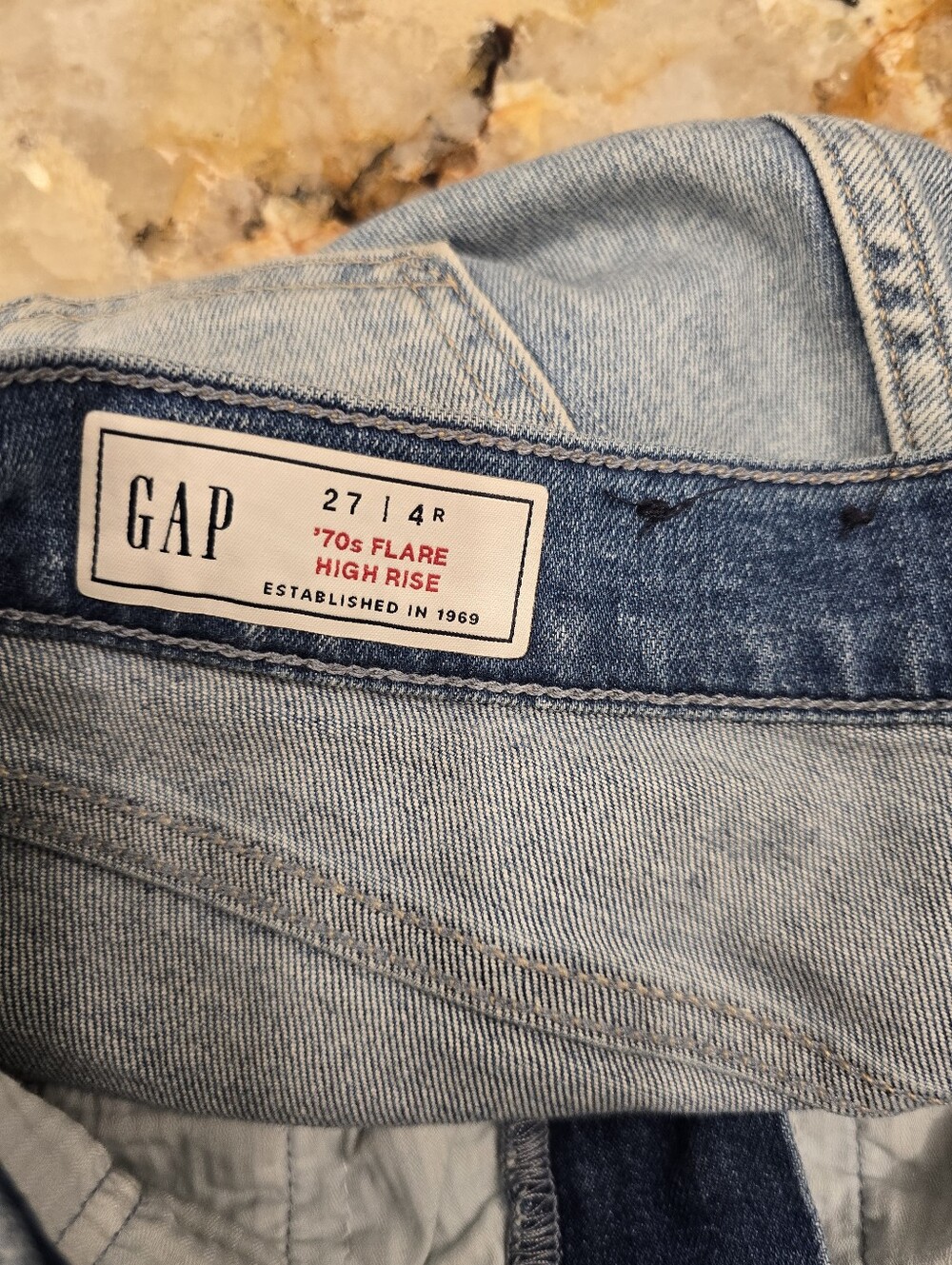 Gap High Rise '70s Flare Jeans in a light wash distressed knee 27/4R - Picture 6 of 7